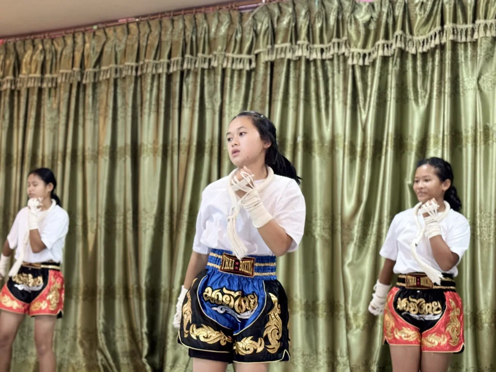 มอบคอมพิวเตอร์ให้โรงเรียนบ้านหนองสองห้อง 04